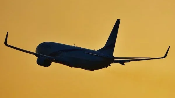 emissão de carbono por aviões