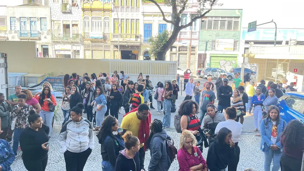 Público em frente ao Hemorio na campanha de Ludmilla