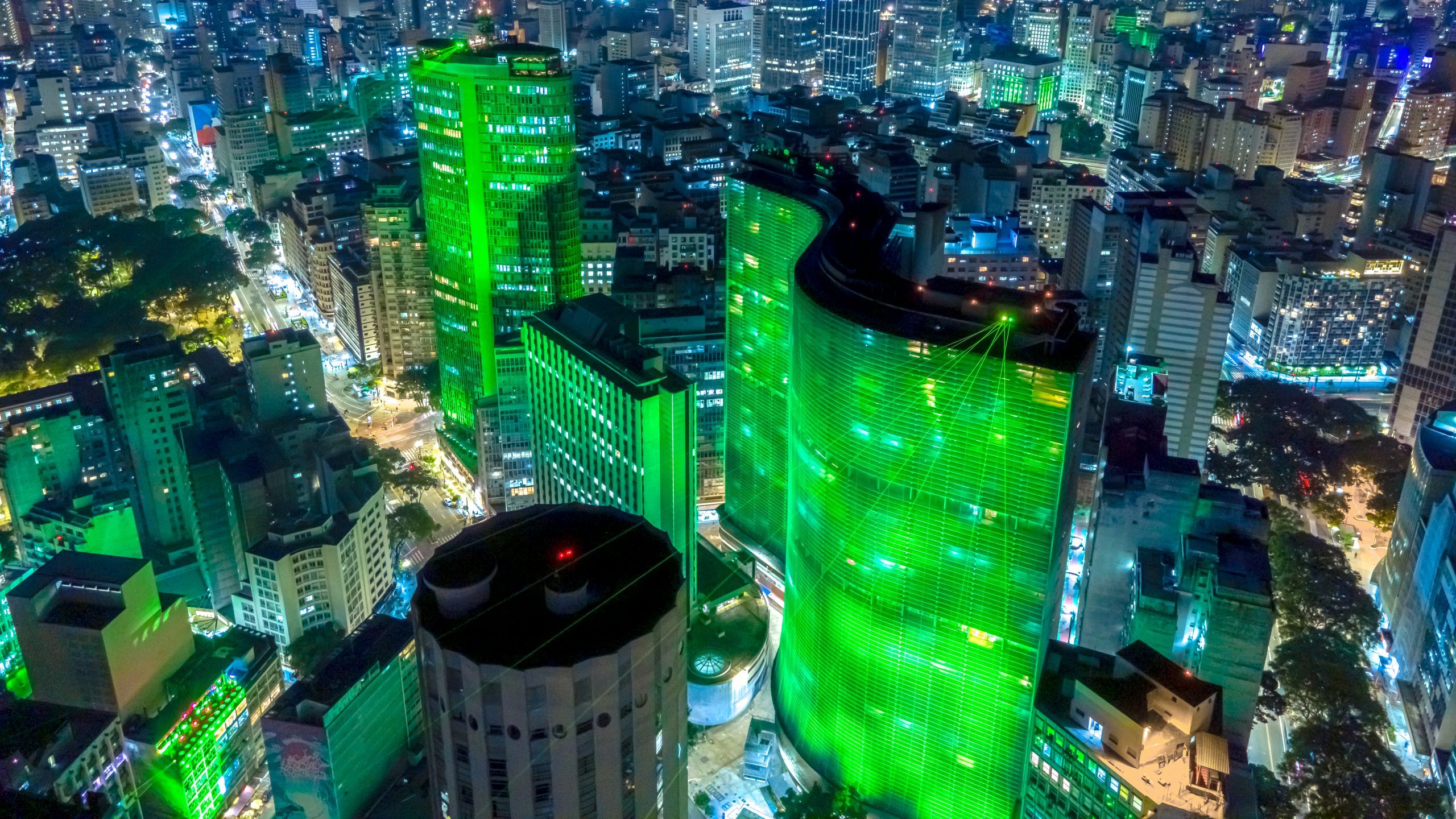 Edifício COPAN iluminado é parte de ação da Heineken